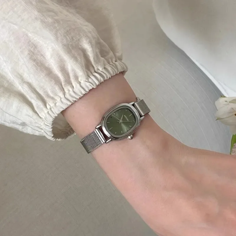 Piccolo quadrante ovale verde  - Luxury Watch Vintage recensione e prezzo